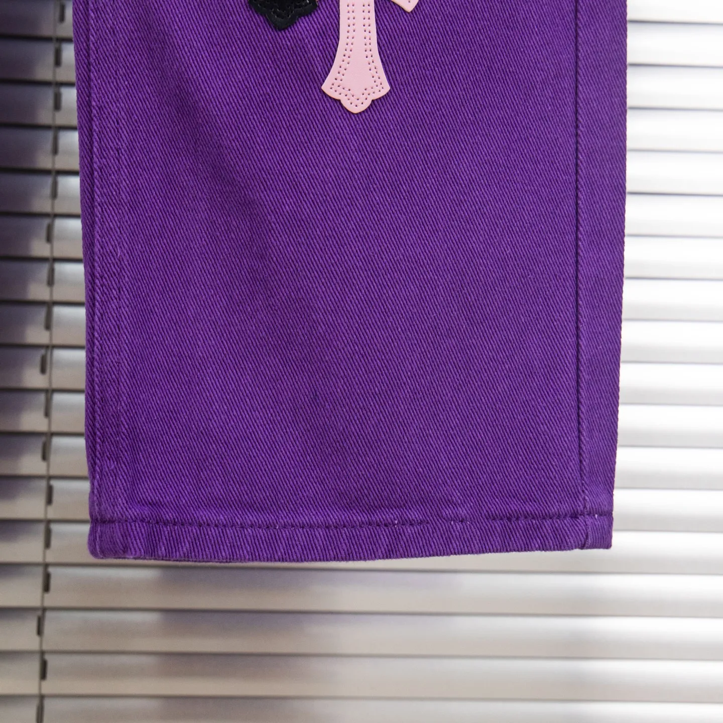P240 Chrome Hearts Overseas limited edition violet patchwork leather cross hot girl couple jeans are a hot item this season and are sought after by countless celebrities and fashionistas. The neat details of the cutting process add color to the playful fashion! The neat and meticulous design, and the well-fitting structure is unique. The upper body not only has outstanding recognition, but also looks younger and younger. A style with the ultimate wearing meaning and performance, gorgeous color matching, and the craftsmanship of this style is also extremely extraordinary. After the finished product is washed, it is disassembled and hand-made with sheepskin cross leather and then spliced ​​together to complete. The whole piece has too many craftsmanship to describe. It is decorated with patchwork cross flowers and high-waisted washed jeans! ! Absolutely high-end luxury product, a god-level single product, a super popular product, made by top heavy industry, a magic weapon that cannot be missed to hit the streets. Style number: 1837 Size: 28 30 32 34 Color: purple